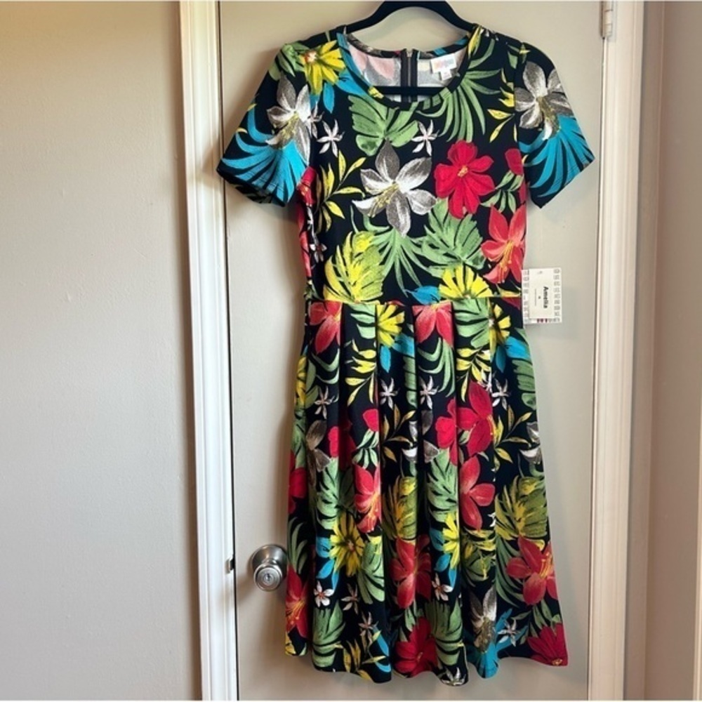 New LuLaRoe Black With Tropical Lily Flowers Amelia Fit Flare Skater Dress Sz M - Picture 4 of 17